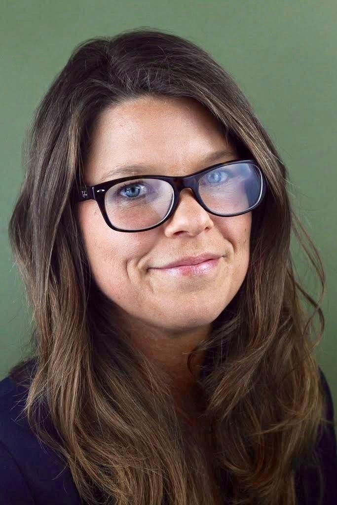 Official headshot photo of person: Caroline Dries.