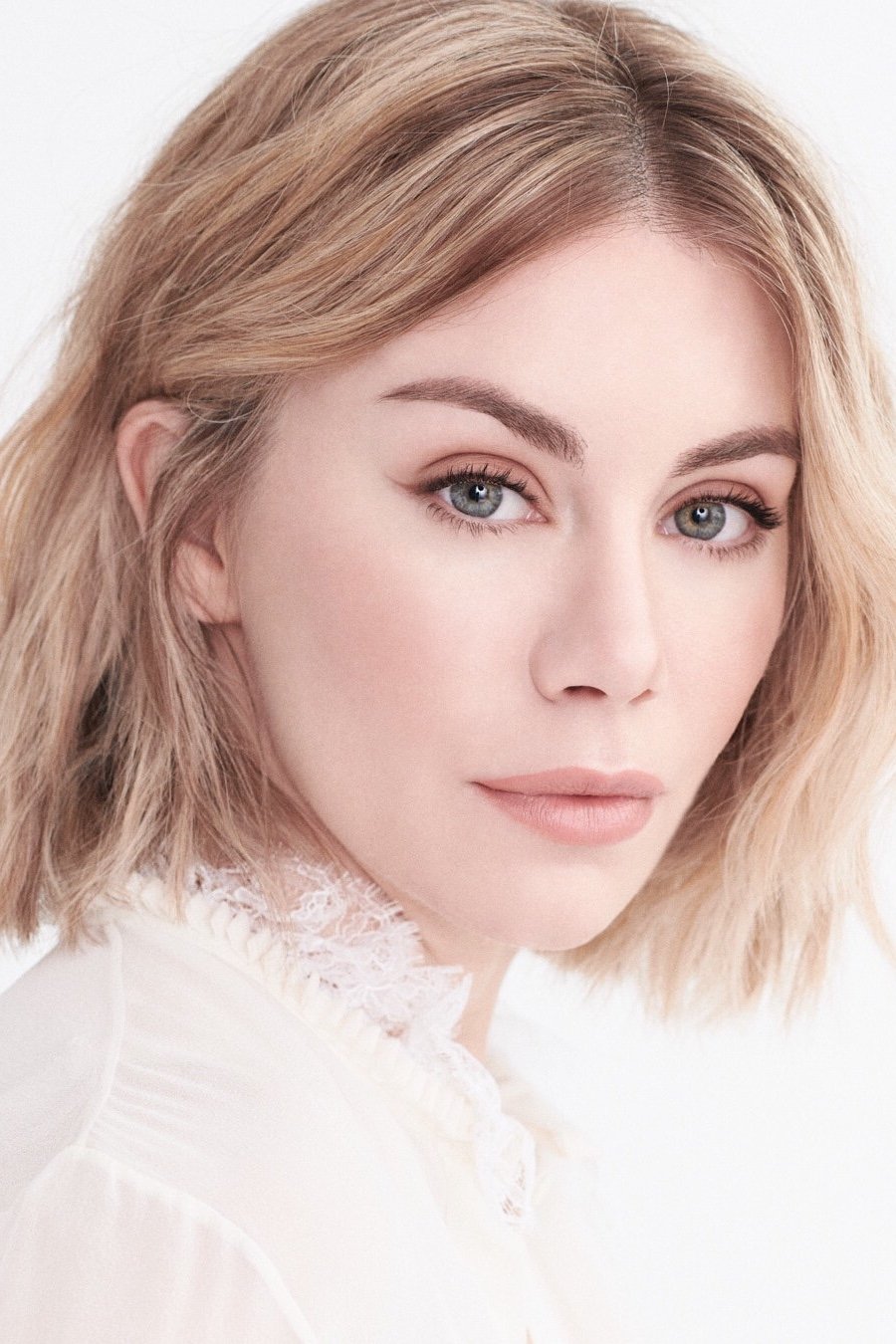 A headshot of Jennifer Holland.